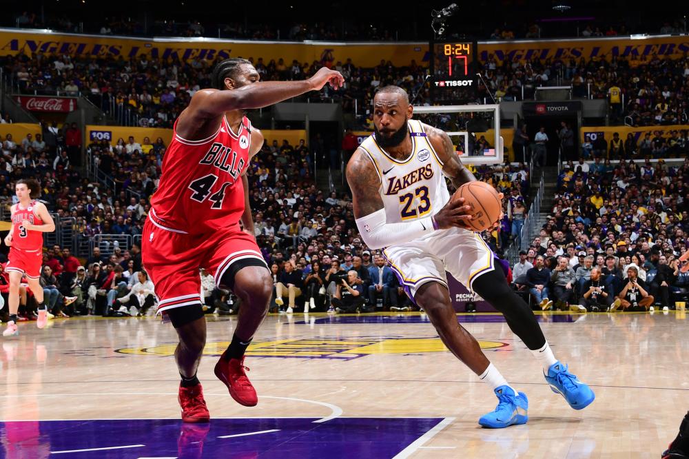 梦幻联动！齐达内晒与樊振东打乒乓球照片