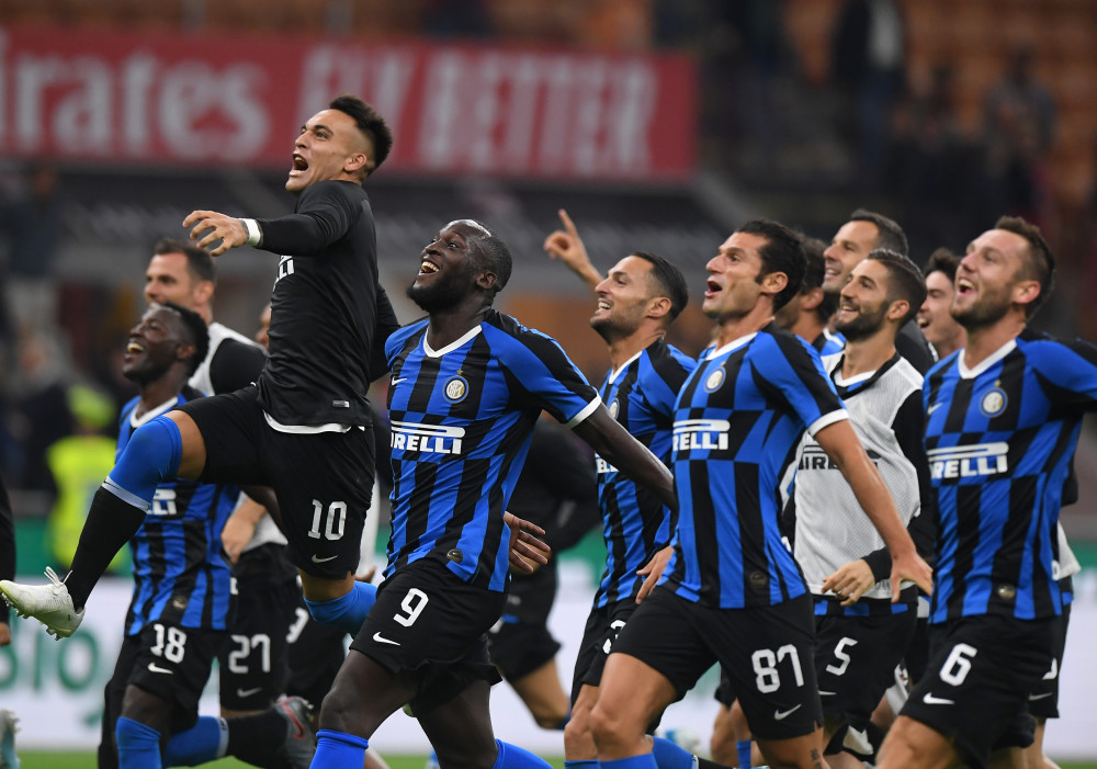 感受土超的气氛，埃德森在伊斯坦布尔德比中遭球迷投掷塑料杯