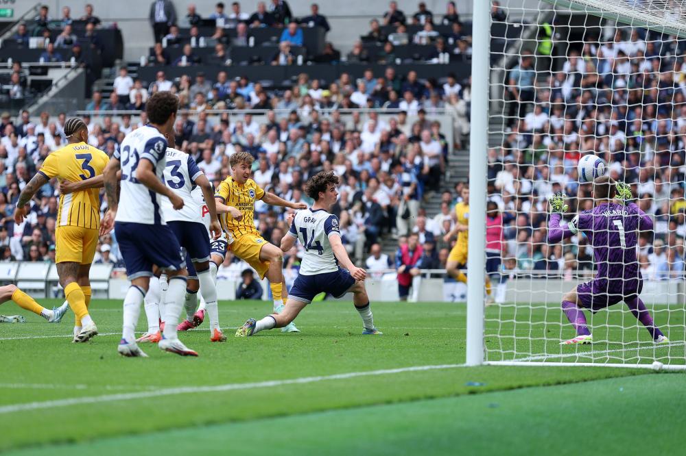 埃杜在高铁站被围满，合同今年到期，他说明年也希望在深圳